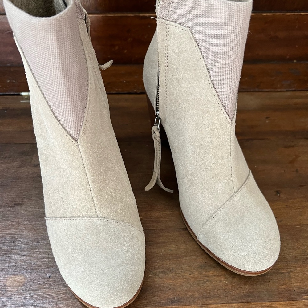 Toms size 10Wide taupe suede zip ankle boot